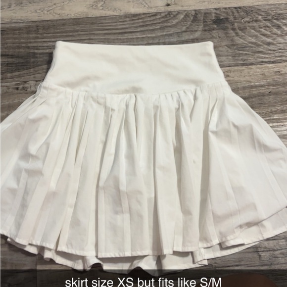Elegant White Pleated Skirt - Picture 1 of 1